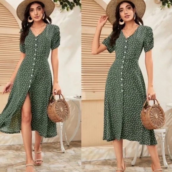 Dresses & Skirts - Boho Green floral print button up v neck dress